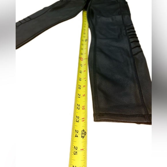Move Theory Black Athletic Leggings with pockets and ridges Size Small - Picture 6 of 9